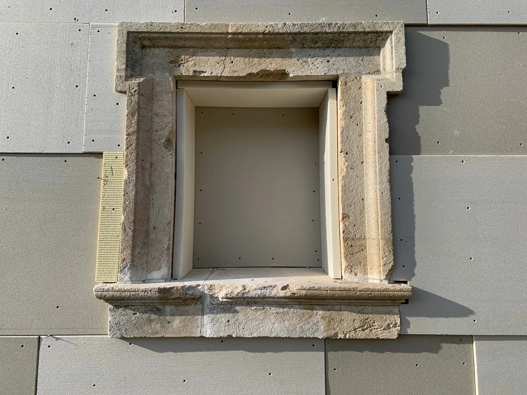 Traitement du pont thermique au tableau d'une fenêtre de maison ancienne